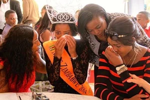 Hoa hậu bị 'truất ngôi' vì ảnh nóng, sex...