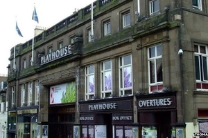 Nhà hát gửi phim khiêu dâm đến học sinh