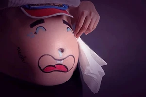 Diễm Hương hồn nhiên khoe bụng bầu vẽ mặt hài hước