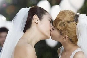 Lâm Tâm Như gây sốc khi hôn đồng tính với Thái Y Lâm