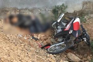 Phát hiện nam thanh niên chết bên đường cùng xe máy