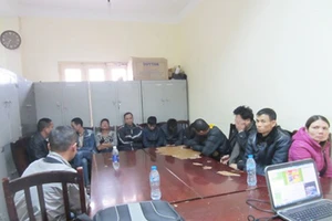 Xóc đĩa trên điện thoại di động, 14 con bạc bị bắt quả tang