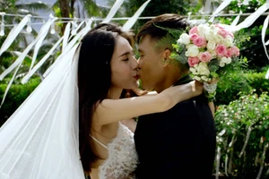 Công Vinh - Thủy Tiên hôn nhau say đắm trước ngày cưới