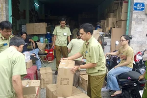 Đột kích công ty chứa hàng nhập lậu
