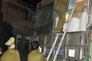 CSGT bắt 2 xe ô tô chở số lượng lớn hàng lậu Trung Quốc