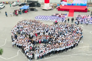 1.000 bạn trẻ nắm tay nhau chạy vì tình yêu biển đảo