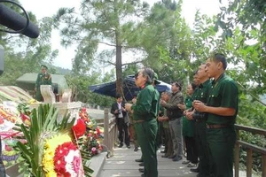 Hàng ngàn người đổ về viếng Đại tướng trong mưa dịp kỷ niệm 22-12