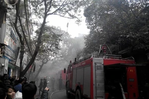 Cháy lớn ở Hà Nội: Huy động hàng trăm cảnh sát 