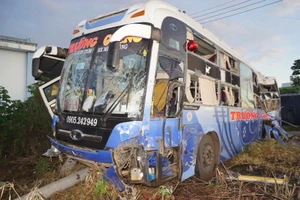 Bình Dương: Xe khách va chạm container, sáu người bị thương nặng