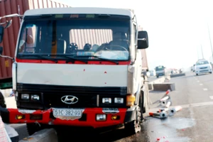 Container leo dải phân cách, gây ùn tắc giao thông trên cầu Sài Gòn