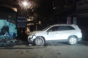 Nửa đêm, xế hộp tông sập tường nhà văn hóa