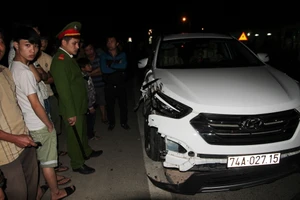 Bị xe ô tô tông, cả gia đình bốn người thương vong