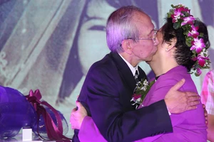 Nguyễn Ánh 9 ôm hôn vợ trong tiệc kỷ niệm 50 năm ngày cưới