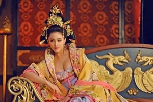 Những màn khoe ngực gây tranh cãi trong 'Võ Tắc Thiên truyền kỳ'