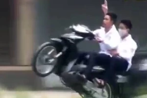 Thú chơi ngông: Thả hai tay khi đi xe máy