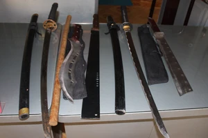 Dùng 'hàng nóng' đánh nhau gặp công an bỏ chạy