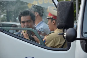 Đo nồng độ cồn tài xế 'làm loạn' trên đường
