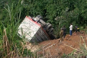 Xe tải rơi đèo Đá Đẽo, 2 người thoát chết trong gang tấc