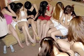 Bắt quả tang 12 cặp nam nữ đang mua bán dâm