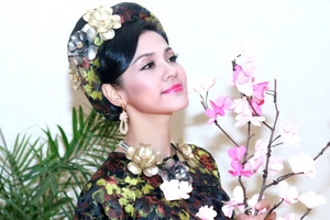 Việt Trinh lần đầu trình diễn thời trang 