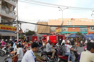 Cháy chợ hàng trăm tiểu thương hoảng loạn