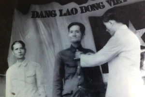 5 cha con bất ngờ gặp nhau sau chục năm xa cách vì chiến tranh