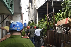 Giải cứu cụ bà trong căn nhà hai tầng bị cháy