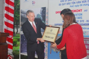 Đại sứ Mỹ trao 700.000 USD để trùng tu Triệu tổ miếu