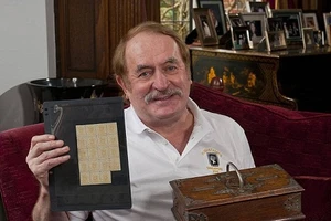 Những con tem bị bỏ quên bỗng có giá 8 tỉ đồng