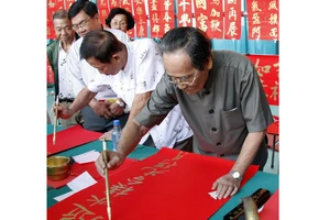 Thư pháp gia viết chữ làm từ thiện