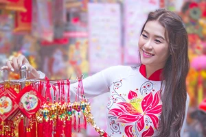 Siêu mẫu Quốc tế Phan Hà Phương duyên dáng áo dài du xuân