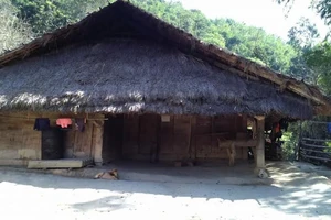 Hủ tục làm ma trăm triệu và treo người chết trong nhà của người H’Mông