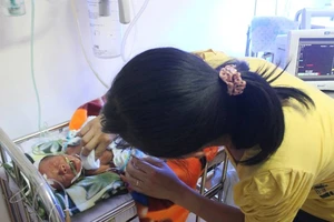 Thai nhi 7 tháng sống sót sau ca đẻ rơi xuống hố nhà vệ sinh