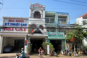 Ở khách sạn, vợ chồng Việt kiều báo mất tài sản 9.000 USD