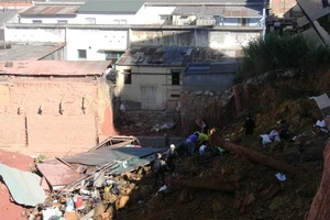 Điều tra thi công khách sạn làm sập nhà dân