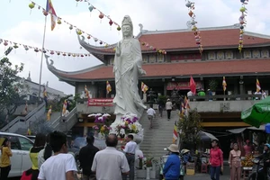 Người Sài Gòn đi chùa cầu an ngày Tết Nguyên Tiêu