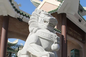 Thay linh vật ngoại lai tại khu tưởng niệm Bùi Hữu Nghĩa