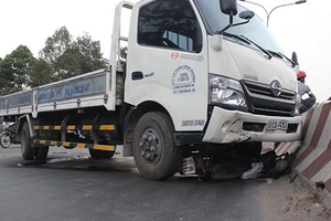 Container nát đầu vì đâm vào xe tải