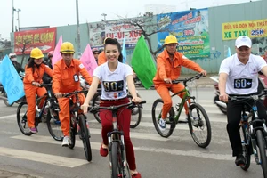 Á hậu Thụy Vân đạp xe hưởng ứng Giờ Trái đất 2015