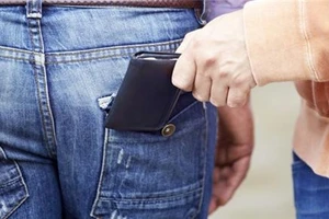 Bắt hai cô gái móc túi trong siêu thị