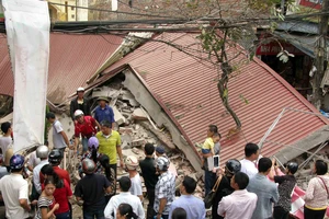 Nhà 3 tầng sập hoàn toàn, 4 người may mắn thoát chết