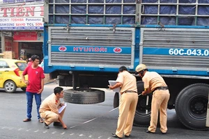 Ngã xuống đường bị xe tải cán chết