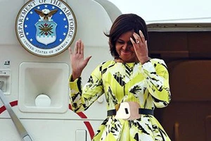 Phu nhân Tổng thống Mỹ diện đồ đa sắc khi tới châu Á