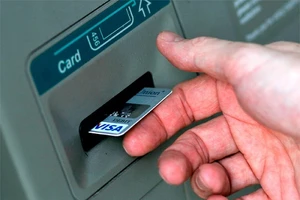 4 người nước ngoài phá trụ thẻ ATM