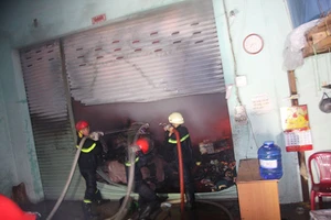 Hơn 100 cán bộ, chiến sĩ PCCC dập lửa xưởng nệm mút cháy lớn