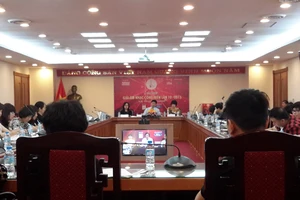 'Giai điệu tự hào' rút khỏi giải Cống hiến 