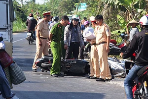 Mô tô va quẹt xe tải, một thanh niên tử vong