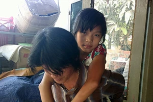 Cảm động người cha tự “phát minh” cách chữa bệnh cho con 