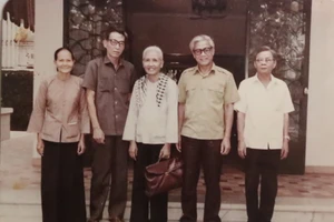 Xé rào và chạy gạo trong đêm