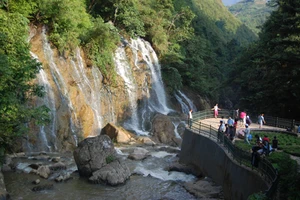 Khám phá những thác nước đẹp nhất dưới chân núi PhanxiPang